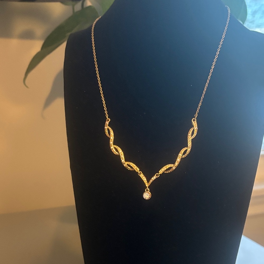 Elegant Gold Necklace with Twisted Design and faux diamonds